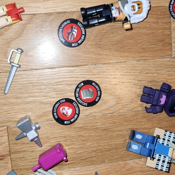 ROBLOX Jazwares LOT With 11 Codes 1 Unscratched ALL FIGURES SHOW No Separating - Picture 11 of 16